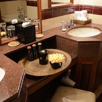 浴室も広々。洗面ボールは二つ。浴槽とシャワーブースは別々。