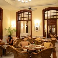 １階にあるカフェも雰囲気はよし。朝食やハイ・ティーもここで。