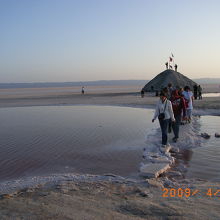 わたっている敷石は塩の塊
