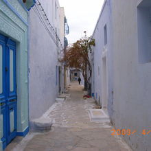 白い壁と青いドアがきれいです。
