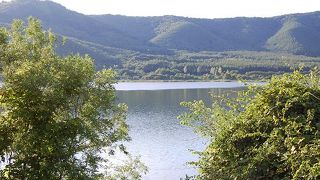 東鹿越駅前に広がる湖