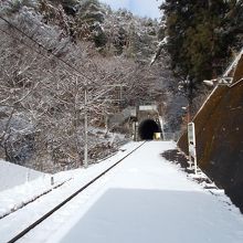 ホームと反対側　直ぐにトンネルの中へ