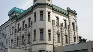 蔵造りの町並みにドーム形洋館