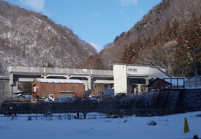 残雪の龍王峡ハイキングと薬師の湯にて