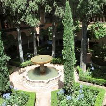 緑の庭園もあちこちにある