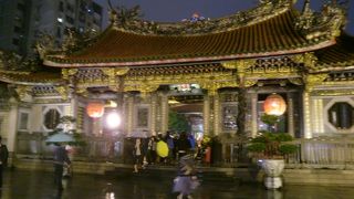 たくさんの人がお参りしています