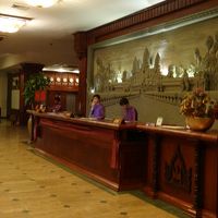 ロビーの受付、後ろにアンコールワットのレリーフがあります。