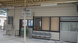 八郎潟の南東に佇むローカル駅です