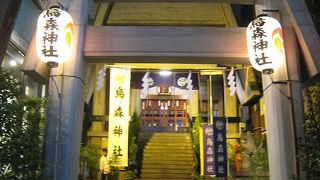 新橋 繁華街にある神社
