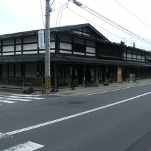 大通り沿いには木造のアーケードが付いている江戸時代の建物
