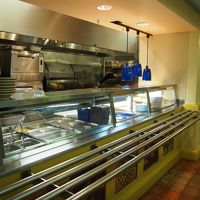 ２４時間開いていてフードが購入できます。