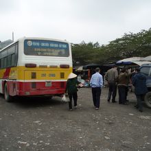 焼き物の町バチャン⇔ロン・ビエンターミナル行きバス