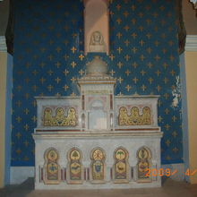 中央祭壇　青い壁にフランス王室のユリの紋章が描かれている
