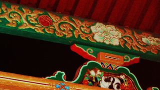 お墓前の門の上にあります