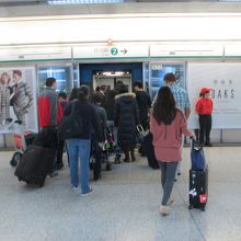 市内行きの電車到着