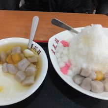 （左）芋圓豆花（温）（約105円）、（右）雪花冰（約180円