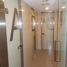 シャワーがあります。受付に声をかけて下さい。