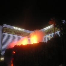 ミラージュホテル前の火を噴く山