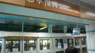 乗り換えのエスカレーターが長い