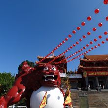ユーモラスな赤獅子がお出迎え