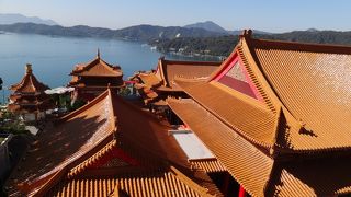 日月潭をのぞむ高台にある、大きな美しい廟