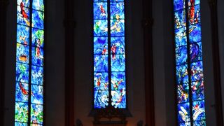幻想的な青の世界　シャガールのステンドグラスが必見
