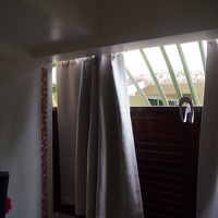 バスルームの壁。こんな風になってるので夜は寒い