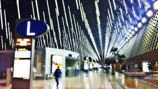 とても快適な空港です。英語はここでも通じないことが多いので注意。