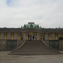 前庭から臨む、サンスーシー宮殿