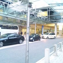 バスの停車場から撮影しました。空港出口。