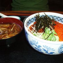 川魚イクラ丼