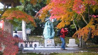 紅葉のなかの青い観音像