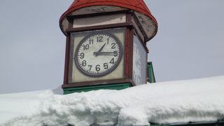 雪の中の風見鶏