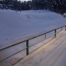 雪深いホームの様子