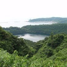 ニノ目潟とその向こうに戸賀湾