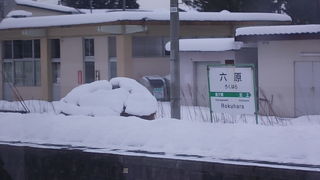 貨物駅が併設されている駅です