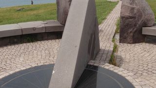 白黒の灯台に北緯40度