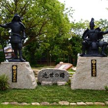 信長と義元の銅像です