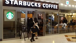 どこにでもあるスターバックスですが、流石に場所だけに国際色が感じられます。