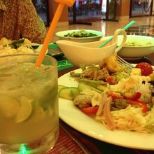 カクテル「カイピリーニャ」と共に