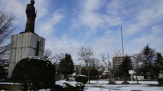 公園内には左内の大きな銅像もあります