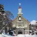 快晴下の雪化粧の富岡教会