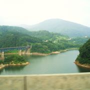山間にあるダム