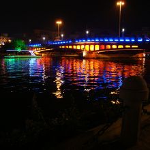 ライトアップされた橋が綺麗です