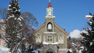 快晴下の雪化粧の富岡教会