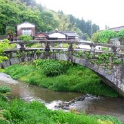 お城に向かう道に御影石の眼鏡橋