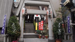 新橋の飲食街のなかにある神社