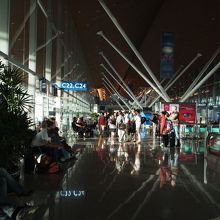 空港内部はきれいで広々していました