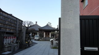 さんさき坂に面しています