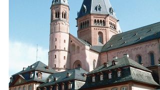 内部の新しいステンドグラスに惹かれました。